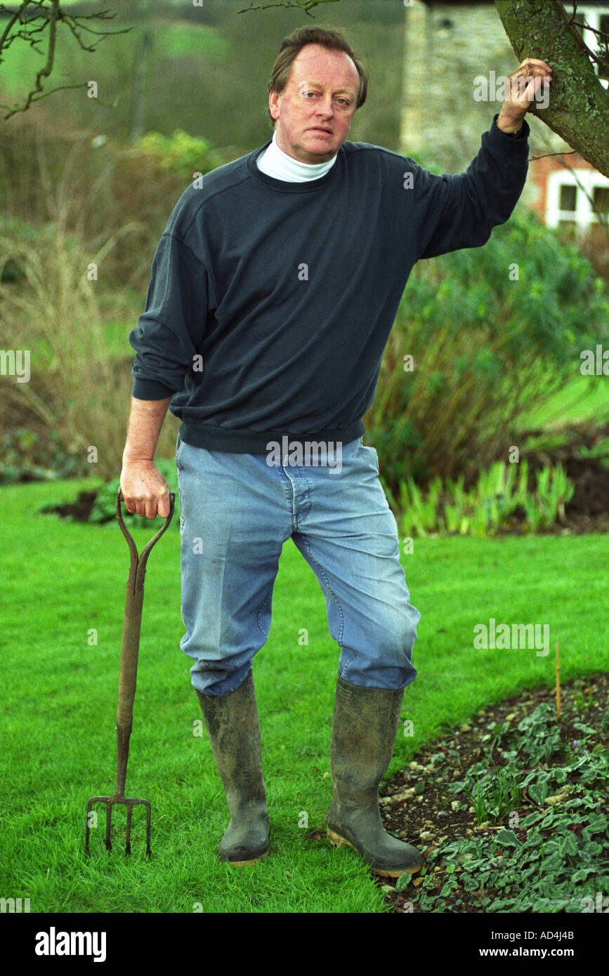 EX-EHEMANN VON CAMILLA HRH HERZOGIN VON CORNWALL BRIGADEGENERAL ANDREW PARKER BOWLES IM GARTEN SEINES HAUSES IN DER NÄHE VON MALMESBURY WILTSHIRE Stockfoto