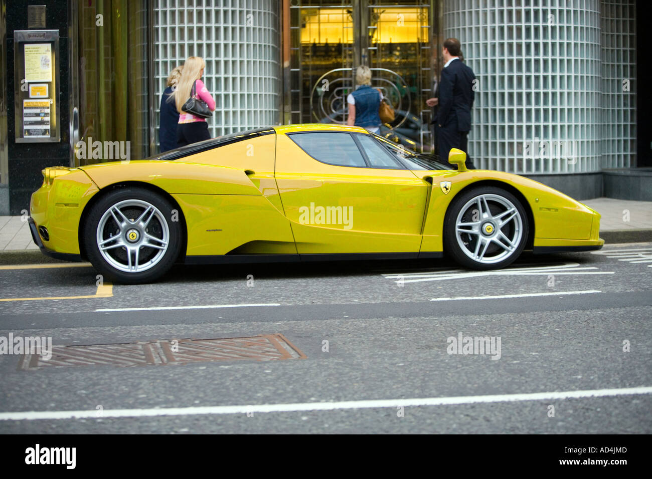 Gelben Ferrari Enzo parkten außerhalb Restaurants in Leeds Stockfoto