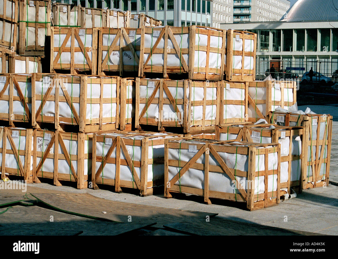 Stapel von Holzkisten auf eine kommerzielle dock Stockfoto