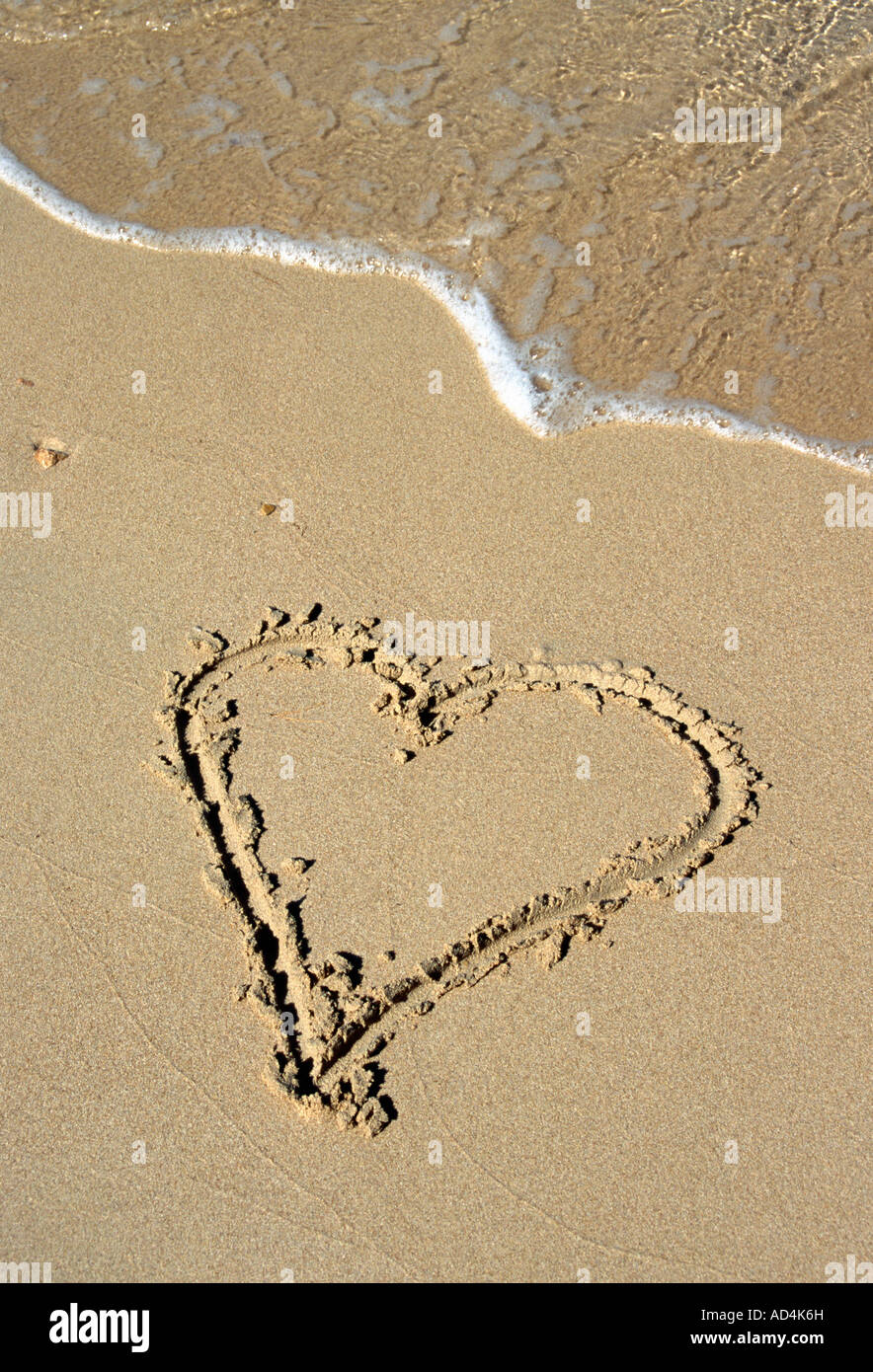 Die Form eines Herzens an einem Strand in den Sand gezeichnet Stockfoto