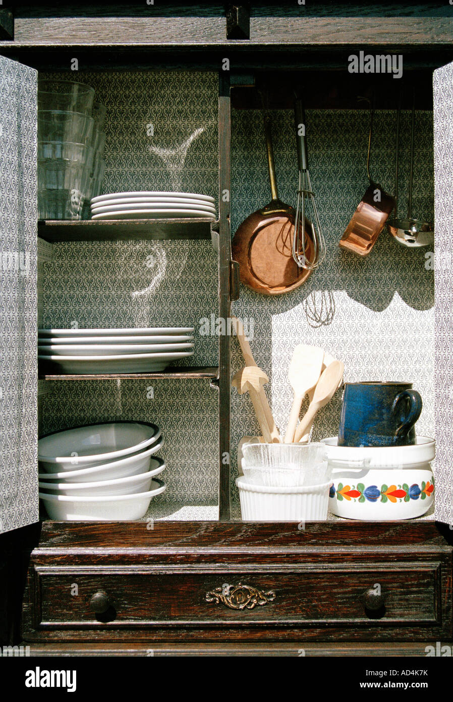 Verschleiß und Geschirr in einem Schrank zu kochen Stockfoto