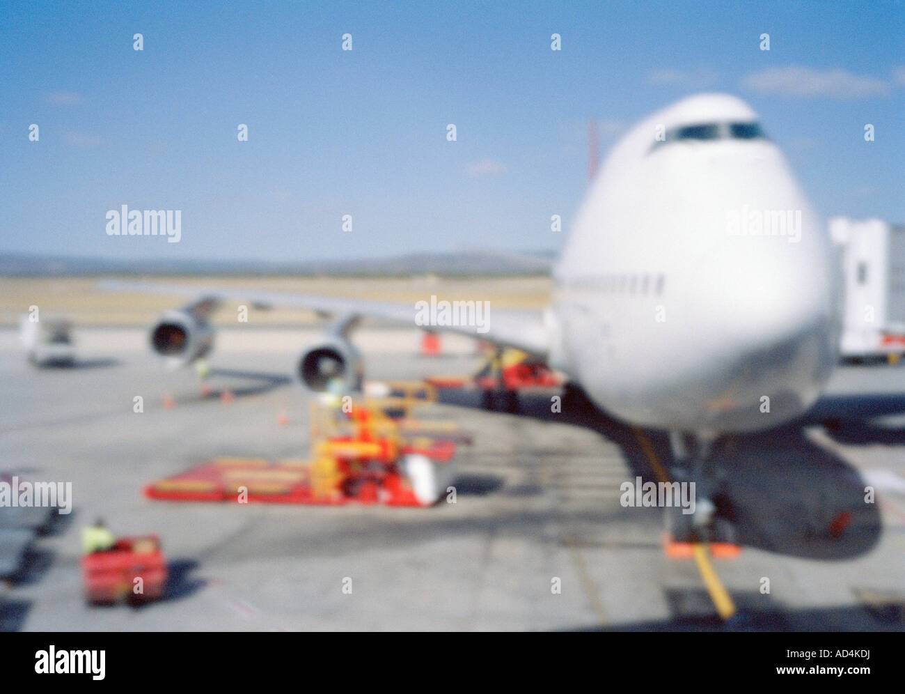 Ein Flugzeug auf einem Flughafen betankt werden Stockfoto
