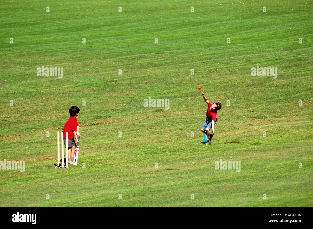 zwei Jungen spielen Cricket im park Stockfoto