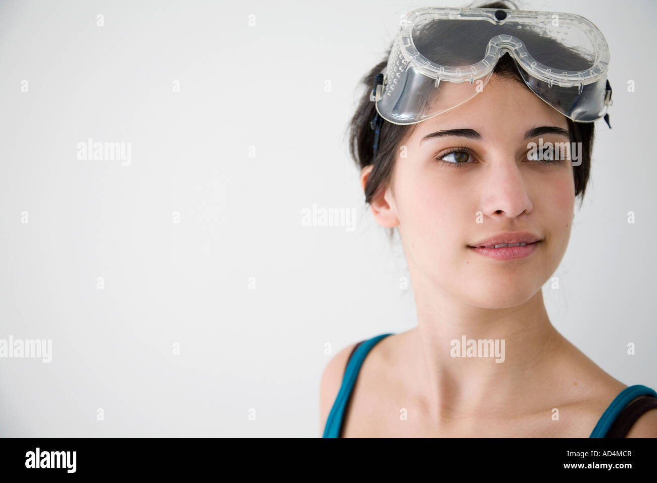 Teenager-Mädchen tragen Schutzbrille Stockfoto