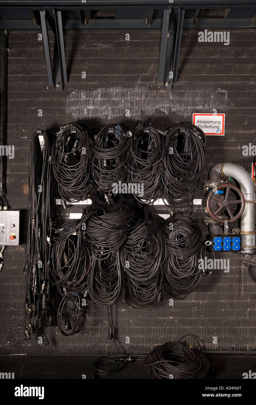 Elektrische Kabel hängen an der Wand hinter den Kulissen in einem theater Stockfoto