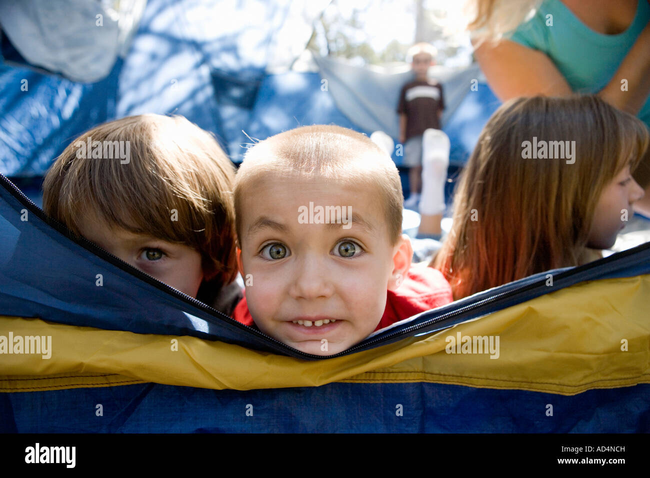 Eine Gruppe von Kindern in einem Zelt Stockfoto