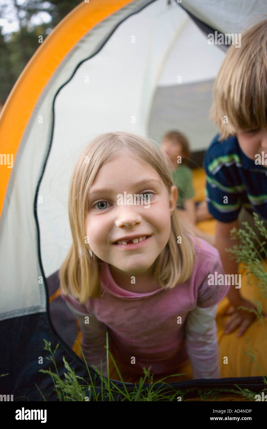 Porträt eines jungen Mädchens in einem Zelt Stockfoto