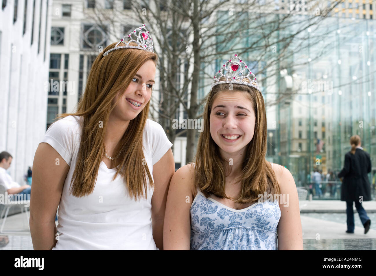 Zwei heranwachsende Mädchen tragen Diademe Stockfoto