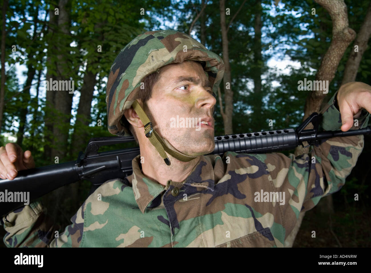 Soldaten, die eine Waffe auf seinen Schultern ruht Stockfoto