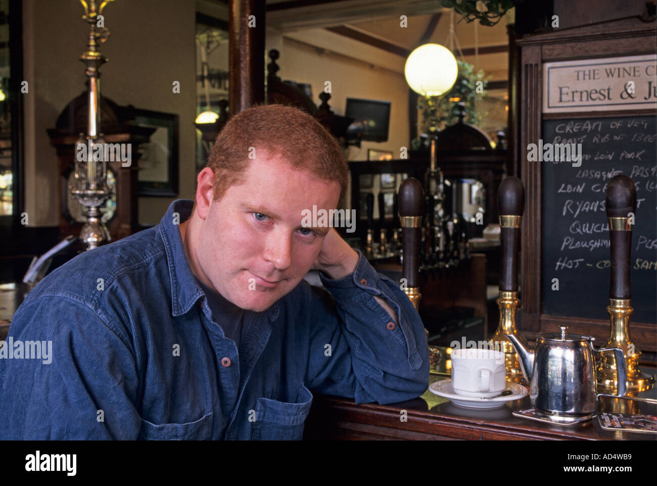 Conor McPherson irischen Dramatiker in Ryan s Pub Dublin Stockfoto