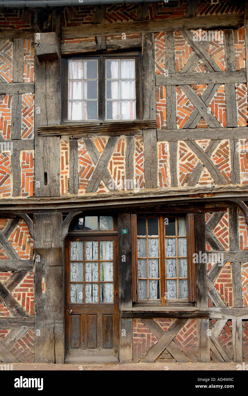 Ziegel und Holz Hausfassade Courmemin Loire-Frankreich Stockfoto