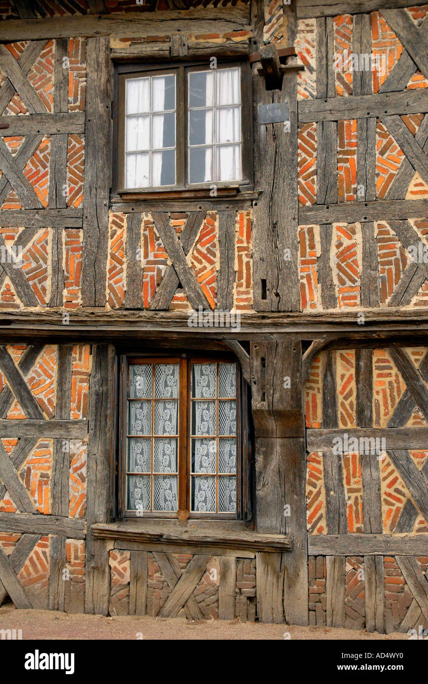 Ziegel und Holz Hausfassade Courmemin Loire-Frankreich Stockfoto