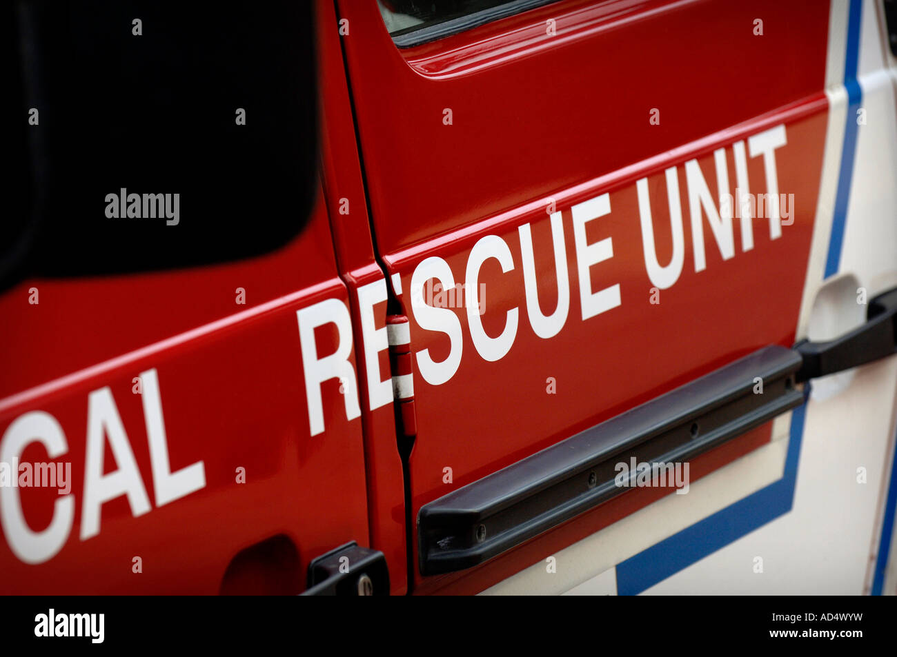 Ein Notdienst-Fahrzeug mit dem Wort Feuer in reflektierender Schriftzug an der Seite des Gerätes. Bild von Jim Holden. Stockfoto