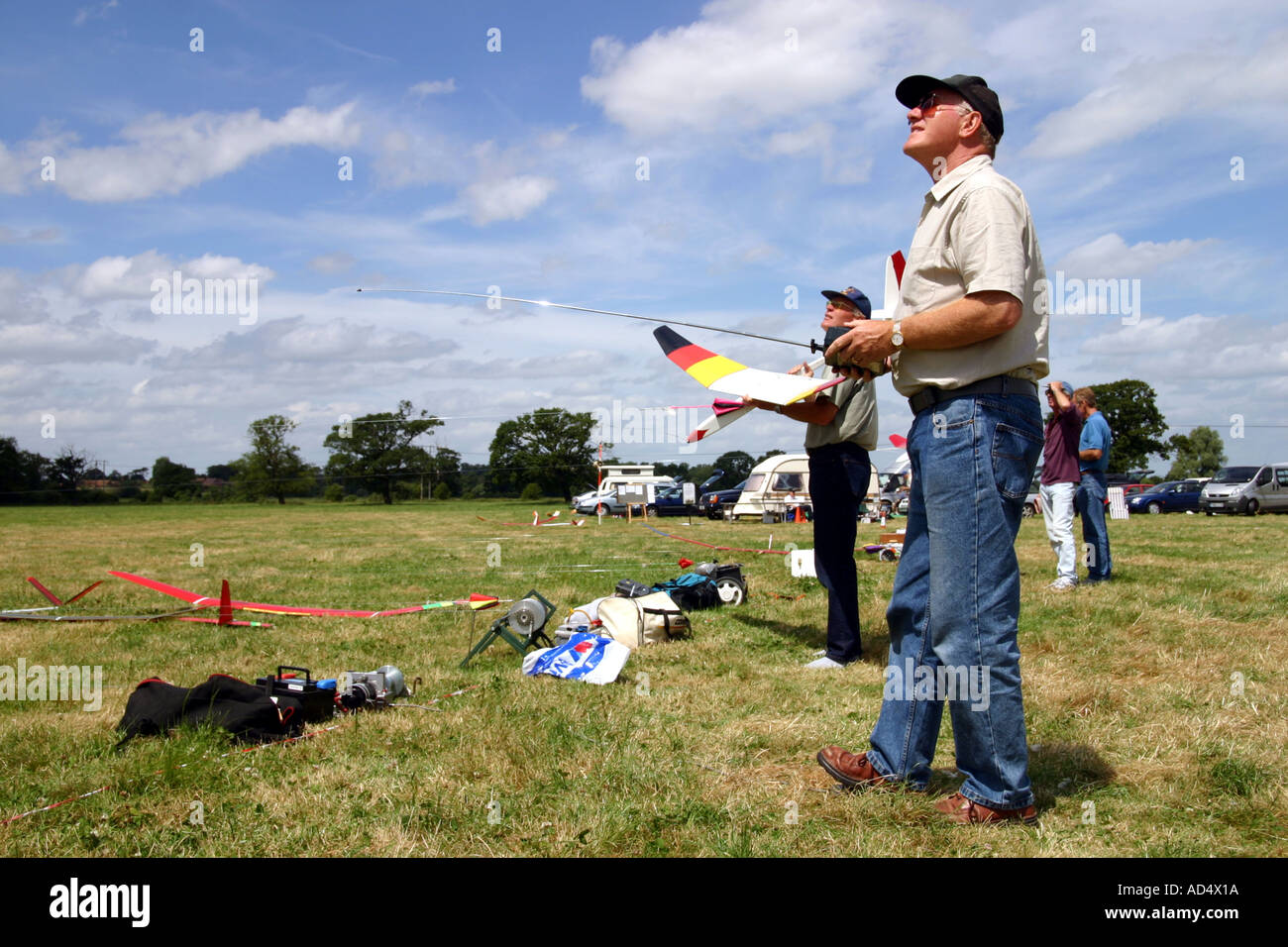 Männer fliegen Modell Radio Steuern Segelflugzeuge bei einem Wettbewerb in Upton Worcestershire Juni 2005 Stockfoto