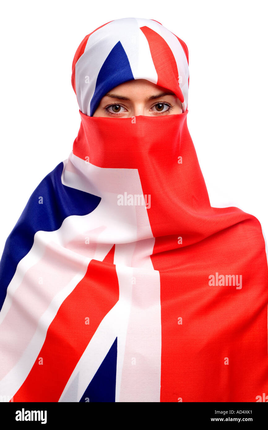 Muslimische Frau trägt ein Union Jack-Flagge als eine Hijab Burka mit weißem Hintergrund Stockfoto