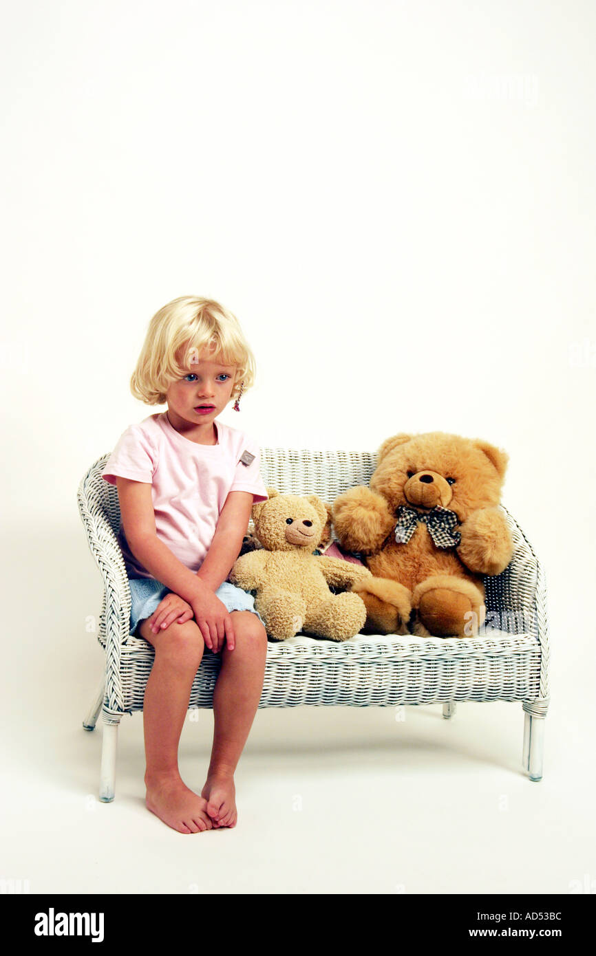 Kleinkinder Studio weiße Blondinen blondes Haar Mädchen Tochter süßen niedlichen jungen Models Mädchen Augen wenig Kinder Kinderheim beschäftigt Stockfoto