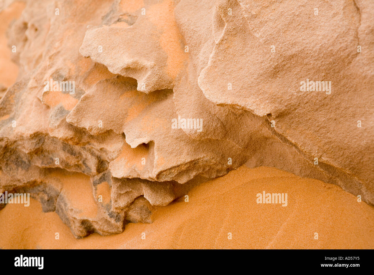 Nahaufnahme von Fels und Sand Textur, Sahara Wüste auf dem Weg nach Gilf Kebir, Ägypten. Stockfoto