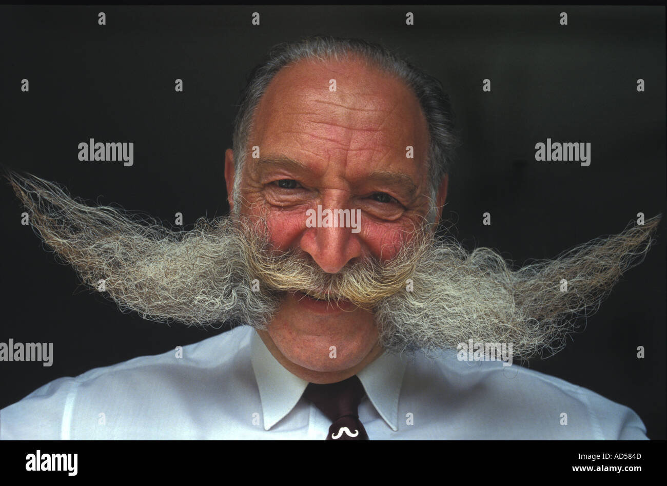 Herr Schnurrbart (Mike Solomons) Besitzer des größten Schnurrbart in der U-K Stockfoto