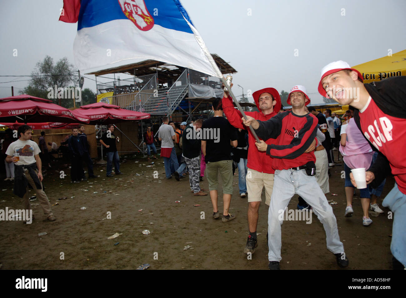 Balkan Brass Bands Musik Festival Guca / Serbien 2005, man winkt mit der serbischen Flagge Stockfoto