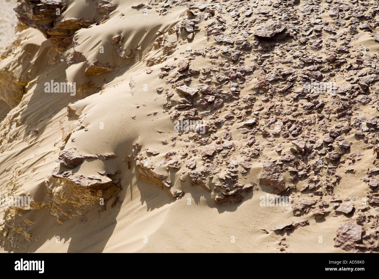 Nahaufnahme von Fels und Sand Textur Sahara Wüste auf dem Weg nach Gilf Kebir, Ägypten. Stockfoto