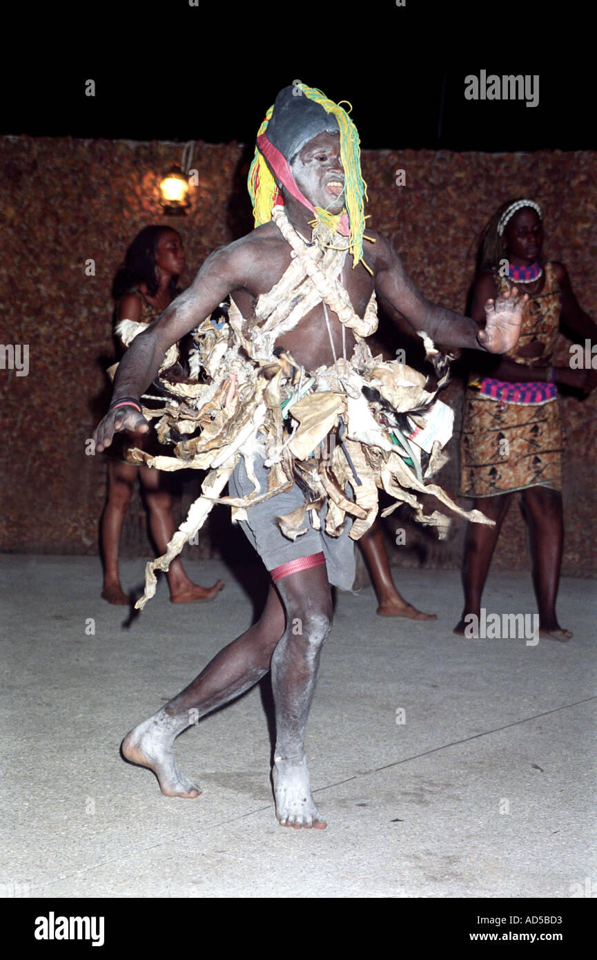 Traditionelle Tänzer unterhält Touristen in Gambia Westafrika Stockfoto