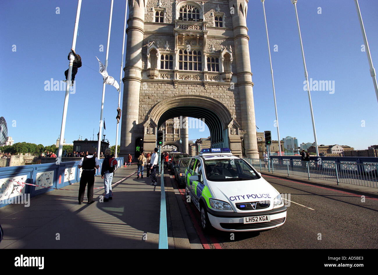 Demonstranten setzen Sie einen Banner auf Tower Bridge in London Großbritannien UK Stockfoto