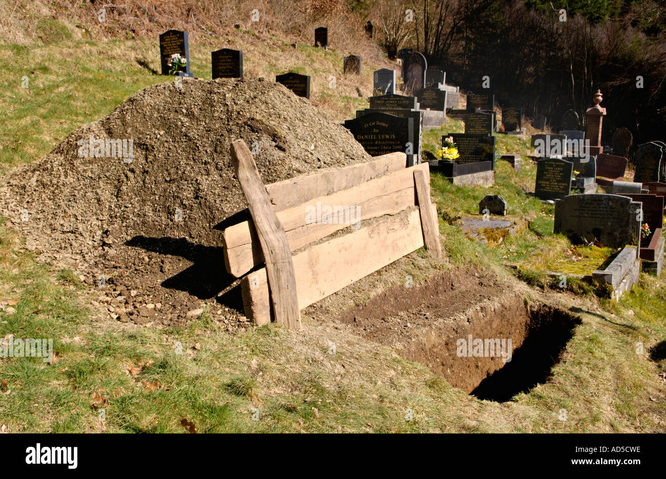 Offenes grab -Fotos und -Bildmaterial in hoher Auflösung – Alamy