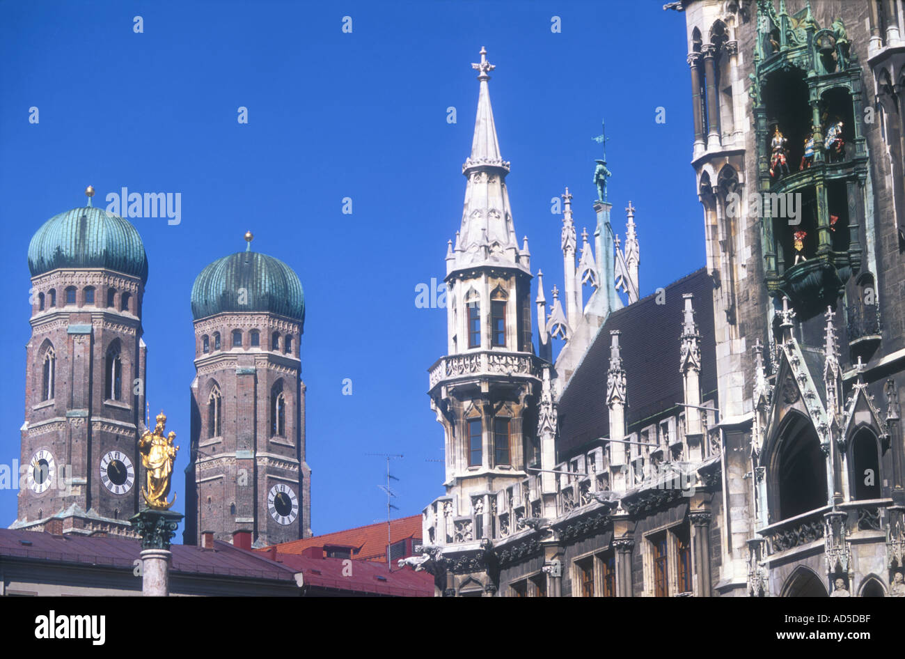 New Town Hall Spalte von St. Maria die beiden Zwiebel Türme der Frauenkirche Marienplatz München Bayern Deutschland Europa Stockfoto