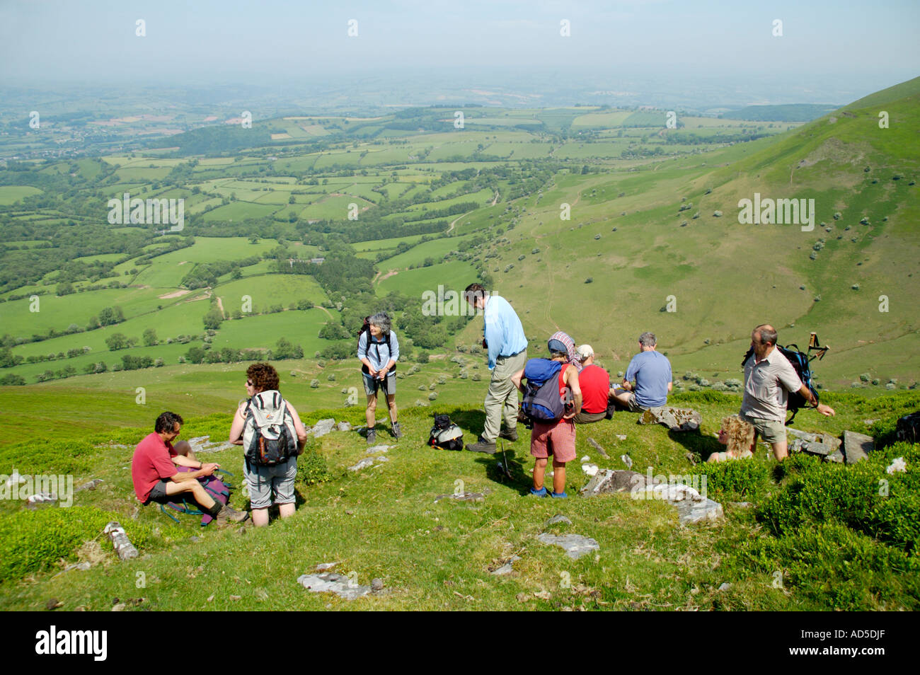 Geführte walking-Gruppe ruht auf dem Grat Drachen zurück in den schwarzen Bergen in der Nähe von Pengenffordd Powys South Wales UK Stockfoto