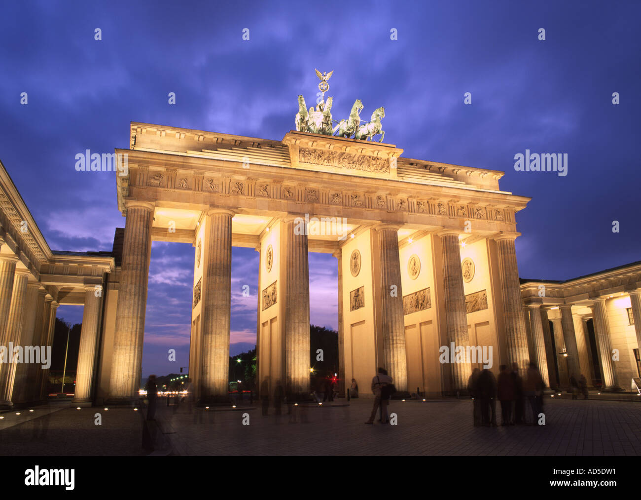 Brandenburger Tor Night Twilight View inklusive Quadriga Mitte Berlin Brandenburg Deutschland Stockfoto