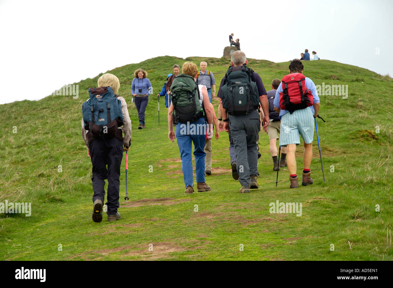 Geführte walking-Gruppe auf Wanderweg bis zum Gipfel des Skirrid Fawr der Heilige Berg in der Nähe von Abergavenny Monmouthshire South Wales UK Stockfoto