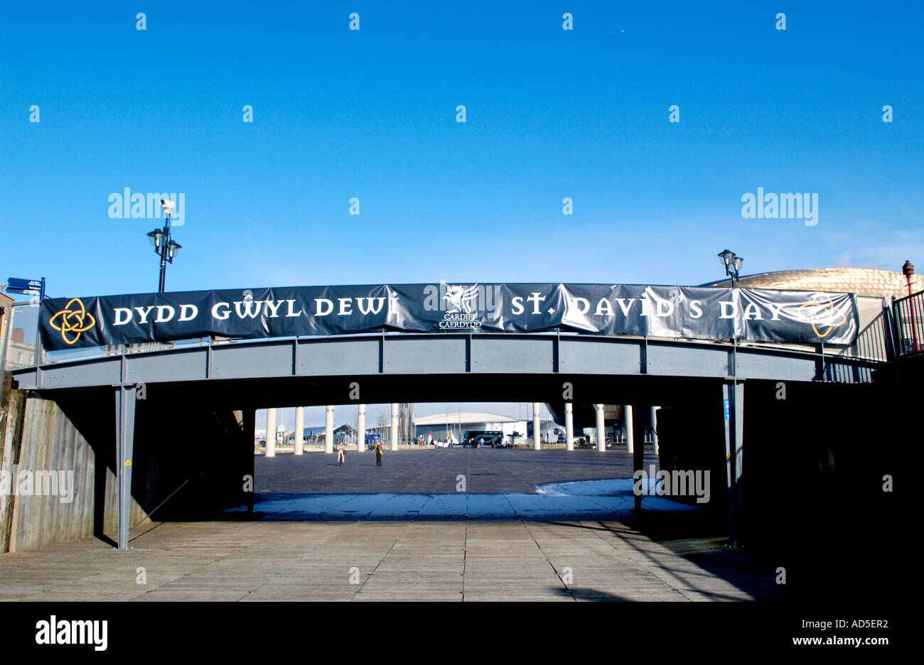 St. Davids Day Banner auf Steg bei Cardiff Bay South Wales UK Stockfoto
