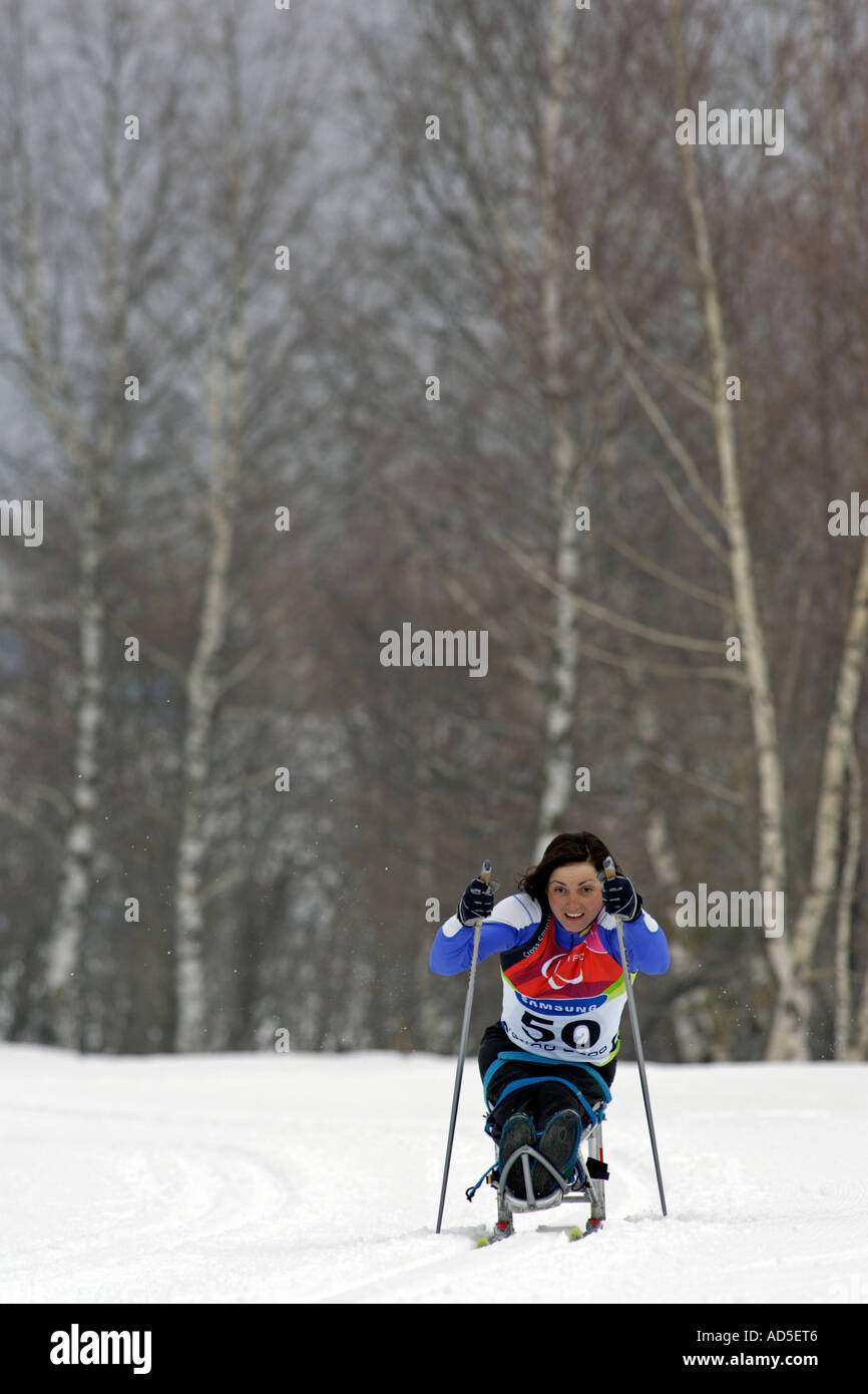 Lyudmyla Pavlenko der Ukraine im Wettbewerb mit den Damen Cross Country Skiing 10km sitzen Stockfoto