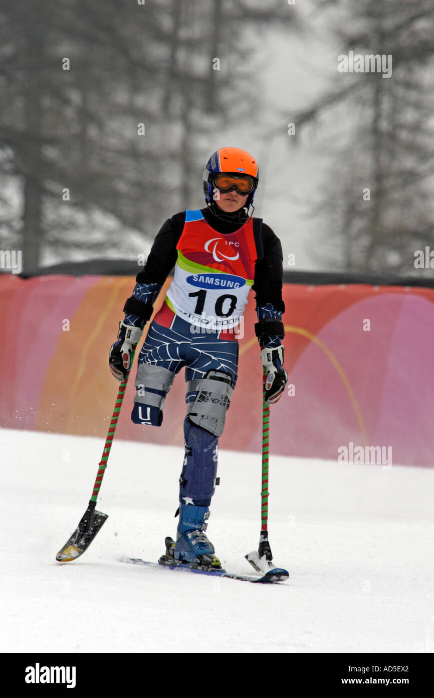 Elitsa Storey LW2 der USA beendet ihre zweite Auflage des Wettbewerbs Damen Alpin Ski Slalom stehend Stockfoto