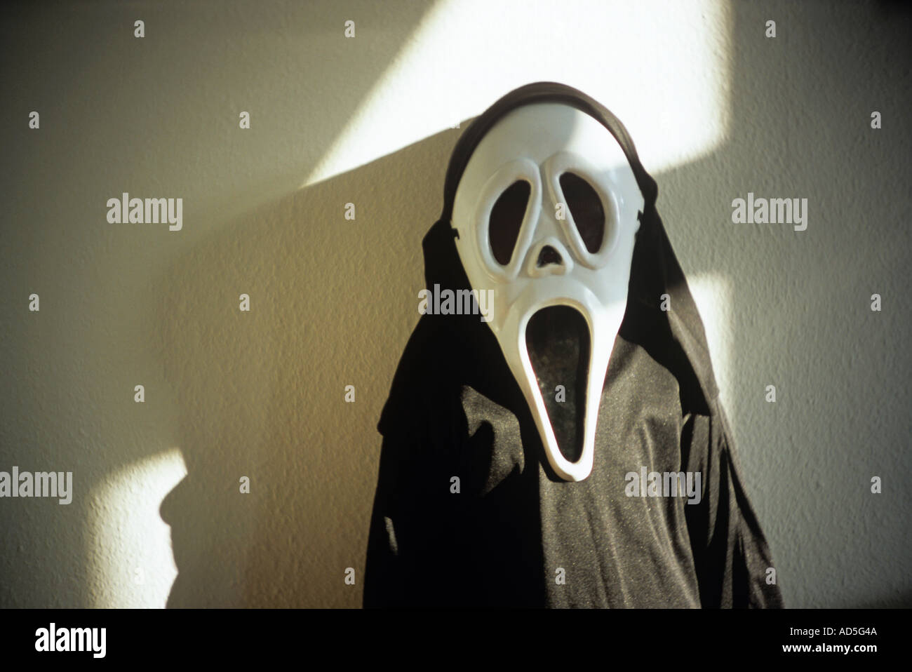 JUNGEN TRAGEN HORRORMASKE Stockfoto