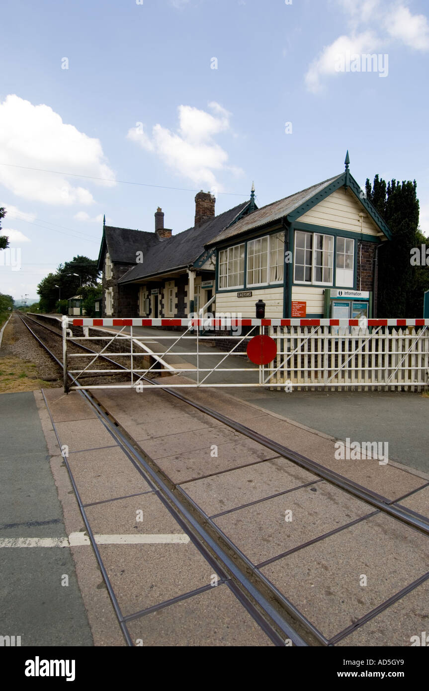 Tor schließen über Bahnübergang und eingleisige Eisenbahn am Bahnhof Caersws Powys-Mid-Wales Stockfoto