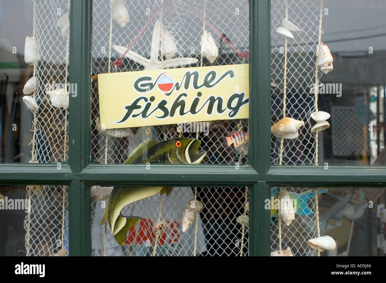 Melden Sie sich an einem Schaufenster sagen: Gone Fishing Stockfoto