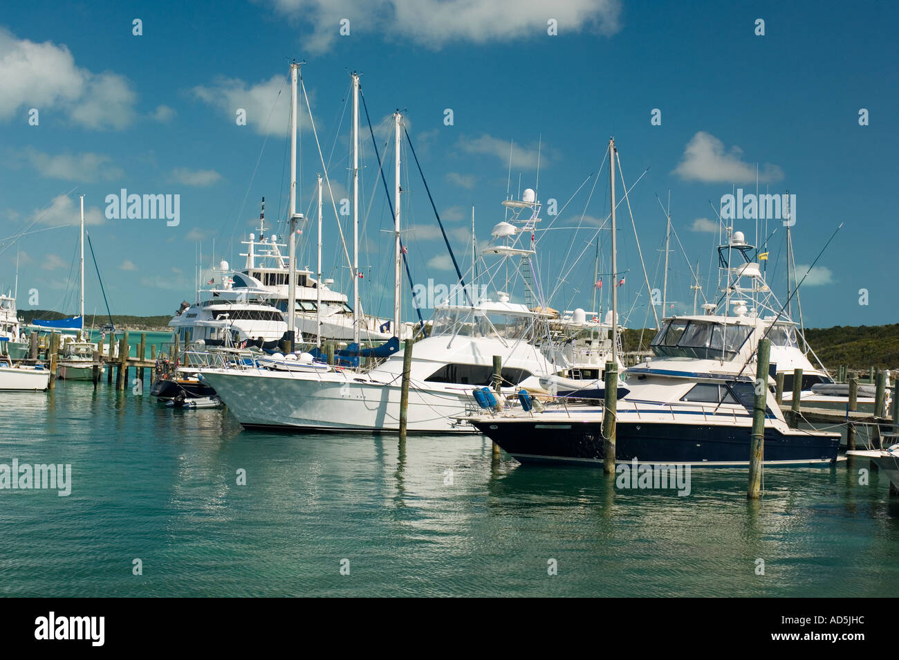 GRÖßERE EXUMA BAHAMA GEORGE TOWN Motorboote und Yachten ankern in Elizabeth Bay Marina Stockfoto