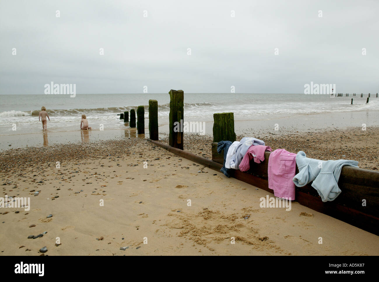 Konzept des Schwimmens im Meer in den Sommerferien am Strand mit Kleidung links Stockfoto