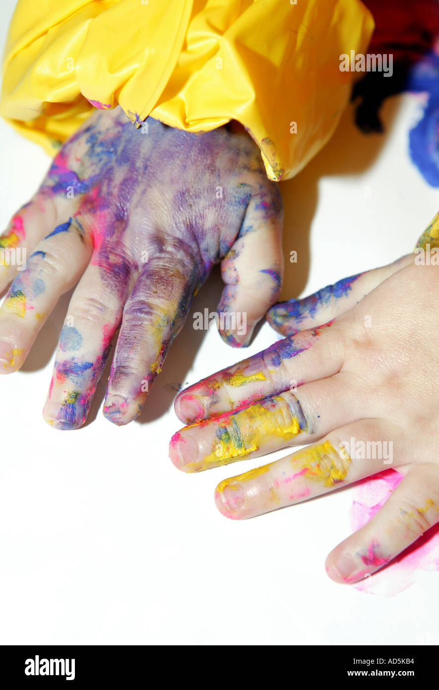 starkes Konzept zum Kinderspiel und lernen mit schmutzigen Händen Childs-davon Malerei Stockfoto