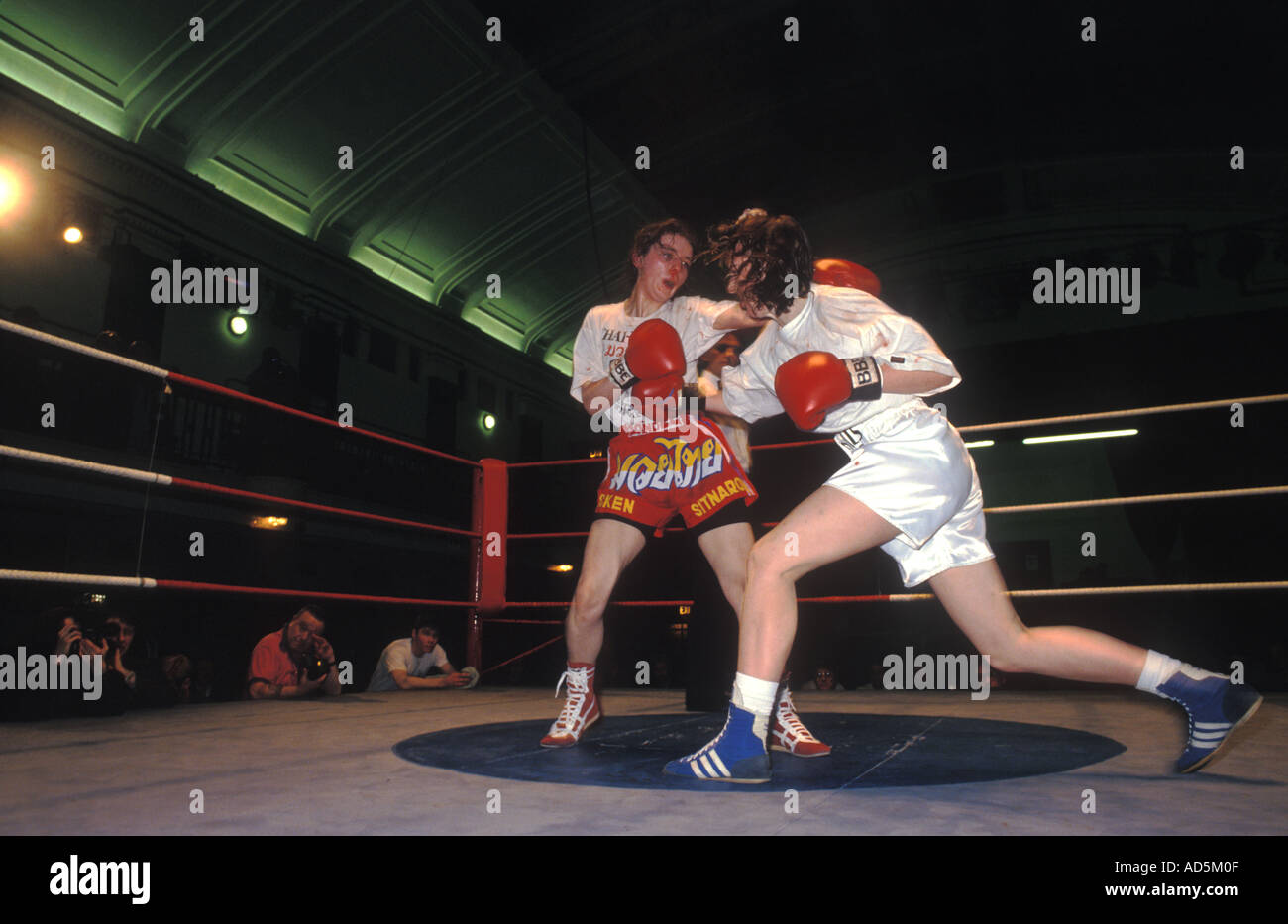 Frauen Boxen Turnier verließen York Hall Bethnal Green 1992 Lisa Jones und Lisa Carroll Schlacht der Bantamgewicht contest Stockfoto
