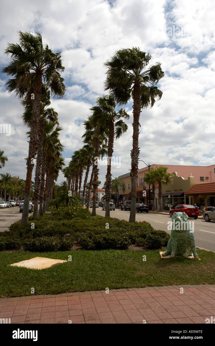 Blick auf Venedig-Straße ist die Haupteinkaufsstraße, gesäumt von Palmen, Venedig Florida Vereinigte Staaten usa Stockfoto