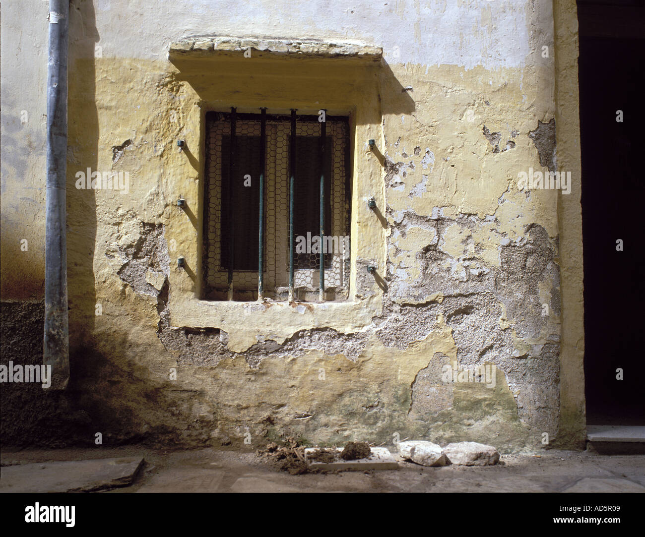 Fenster-Tür in der verfallenen Altstadt von Korfu-Stadt Griechenland Stockfoto