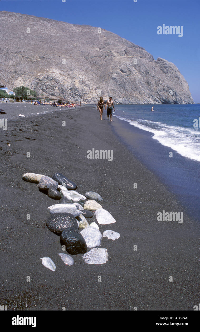 Santorini-Strand an der Ostküste Griechenlands mit Kieselsteinen Stockfoto