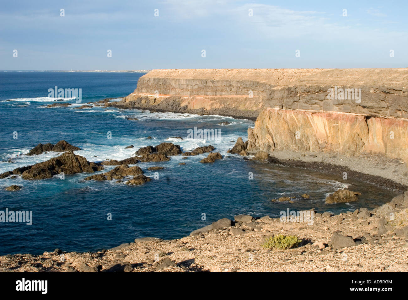 Klippen und Meer im Süden der Stadt Playa del Algibe de Las Cuevas Punta de Los Caletones Stockfoto