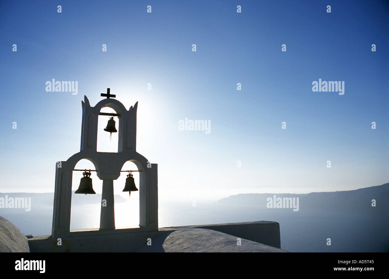 Drei Glocken weiß orthodoxe Kirche traditionellen Blick auf Santorini Stockfoto