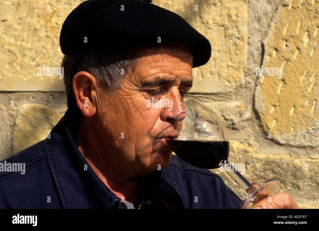 Rioja Spanien spanischer Mann Geschmack Test Probe Glas Wein Verkostung roten Baskenmütze haben nehmen Trinker Toper Säufer Stockfoto