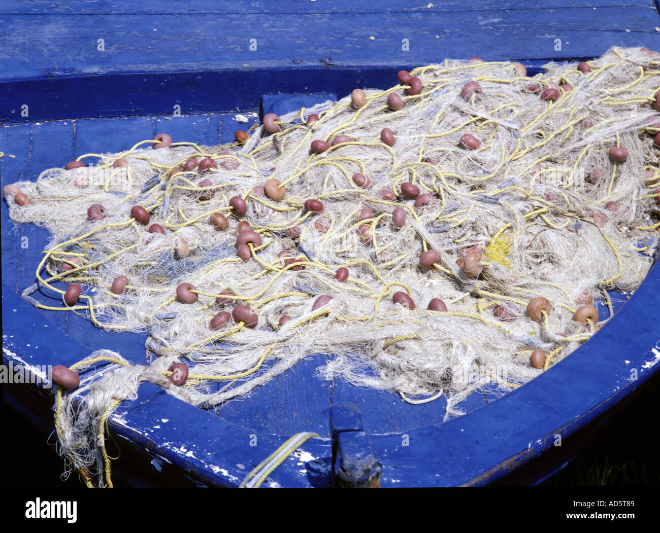 Traditionelle griechische Fischernetze auf dem Bogen von einer Caique trocknen Stockfoto