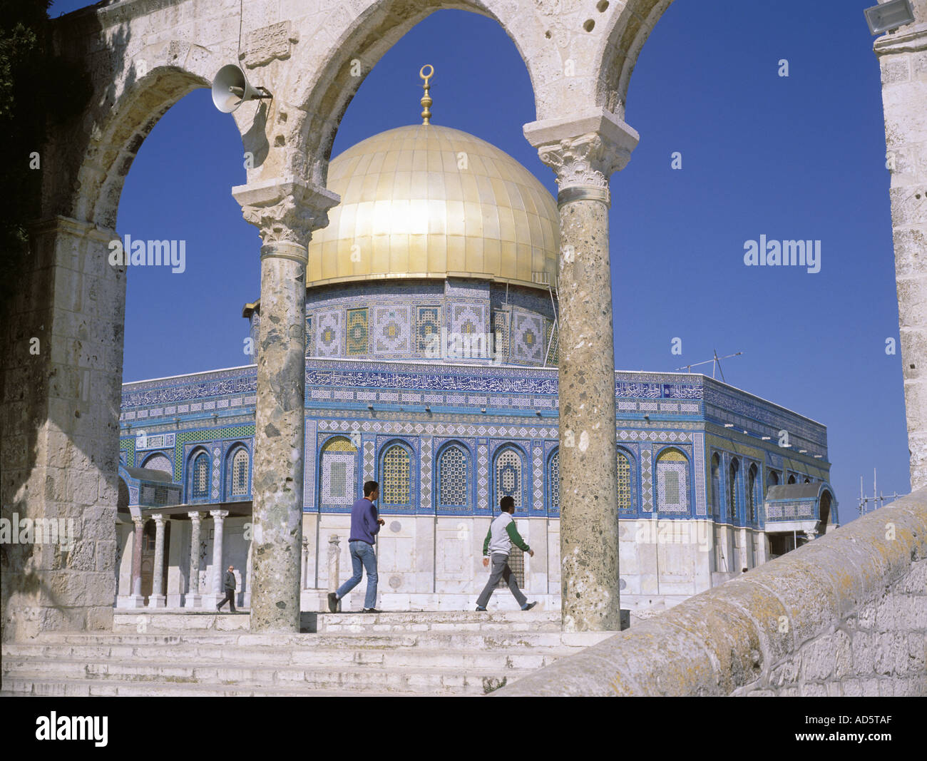 Die Kuppel des Rock, Jerusalem, Israel mit goldenen Kuppel und Bögen Stockfoto