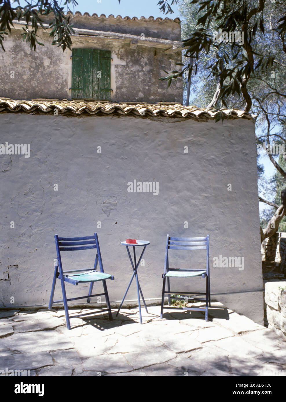 Stuhl und Tisch draußen ein Cafe Neon im Dorf Alonnisos Sporaden Griechenland Stockfoto
